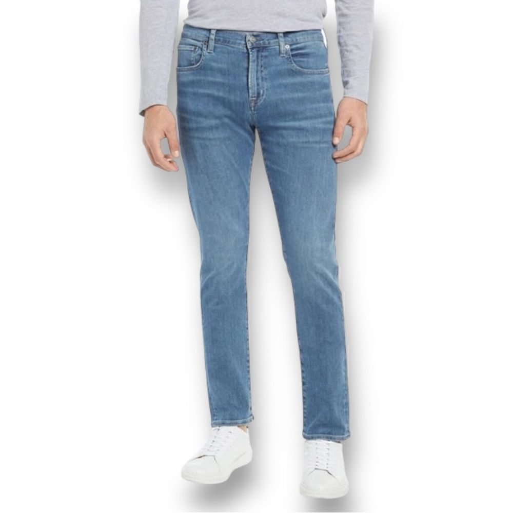 EDWIN Men’s Maddox Slim Straight Leg Jeans in Lyric Light Wash in the Size 31X32